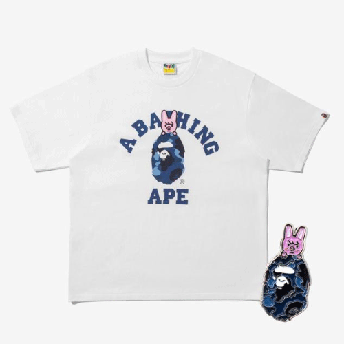 BAPE X Stray Kids [ DWAEKKI COLLEGE TEE M (Changbin) + METAL PINS (BLUE) ]