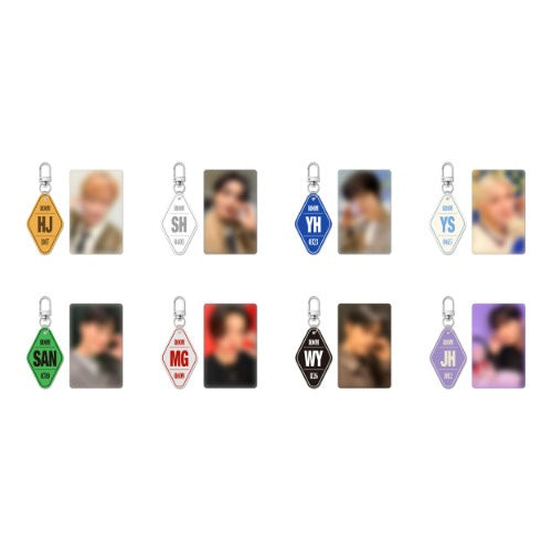 ATEEZ POP-UP `8ROOM' OFFICIAL MERCH [ '8ROOM' OFFICIAL MERCH - 8ROOM KEYRING ]